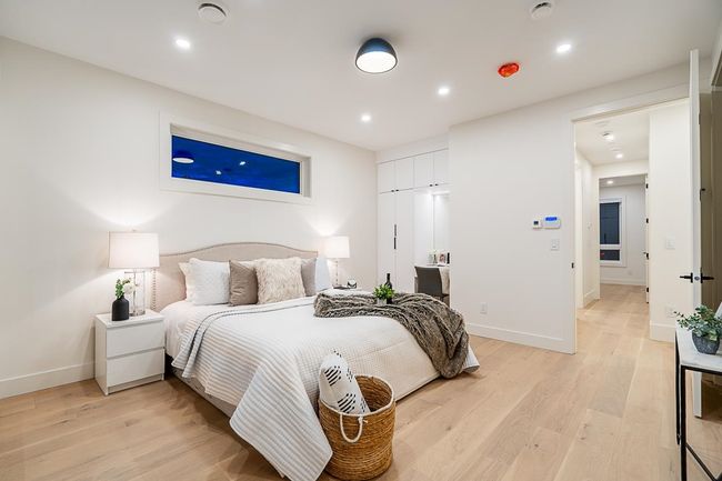 8386 14 Th Ave, Home with 5 bedrooms, 5 bathrooms and 3 parking in Burnaby BC | Image 21