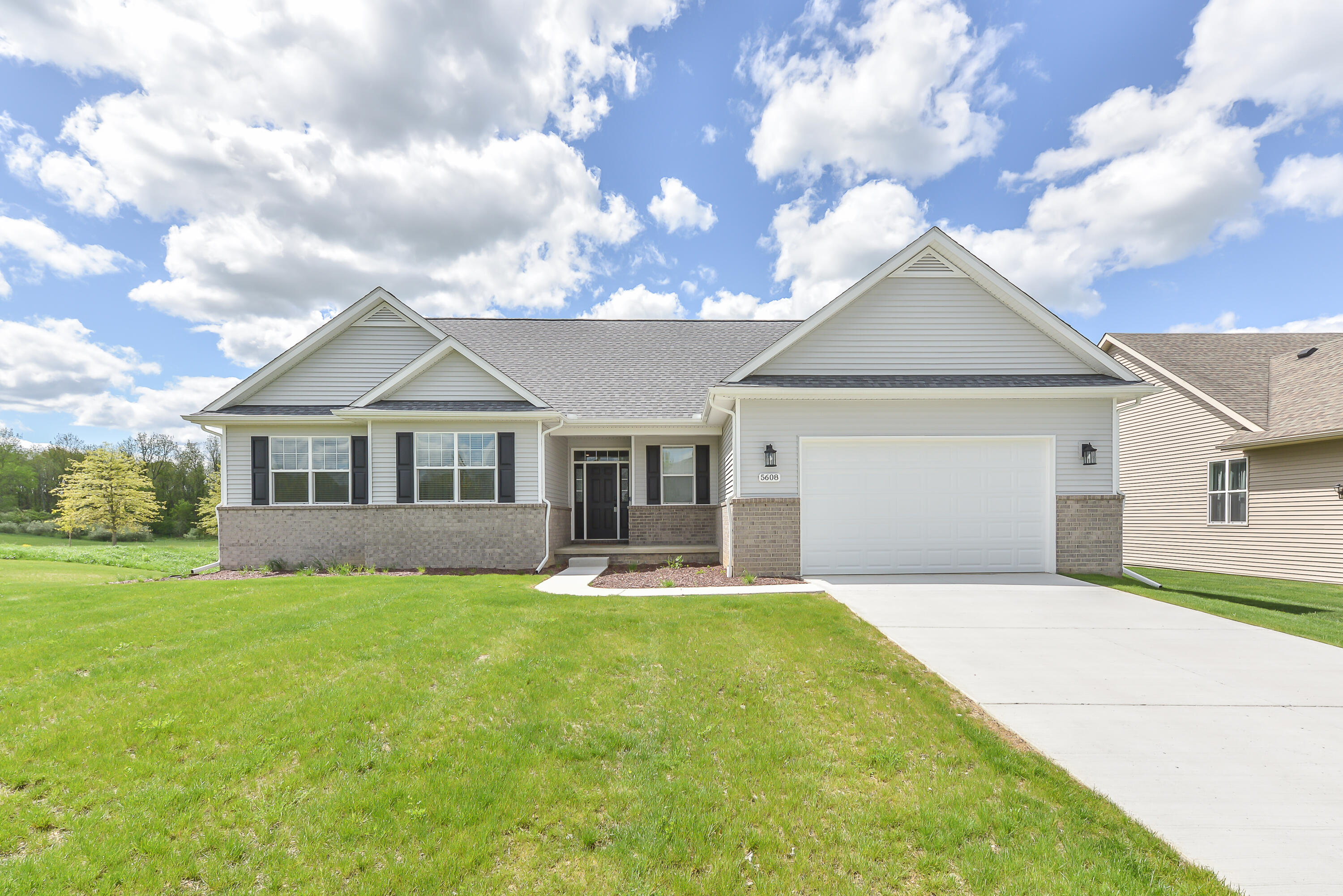 Point Pelee Ct, Hamburg Twp, MI 48189