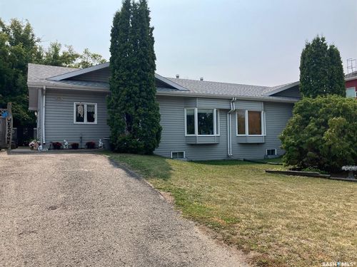 806 9th Ave W, Nipawin, SK, S0E | Card Image