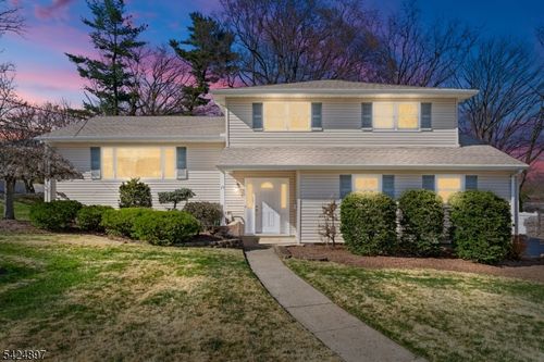 15 Stuckler Ln, Wayne, NJ, 07470-3624 | Card Image