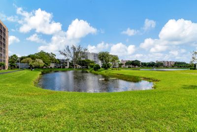 807 - 6866 Huntington Lane, Condo with 2 bedrooms, 2 bathrooms and null parking in Delray Beach FL | Image 2