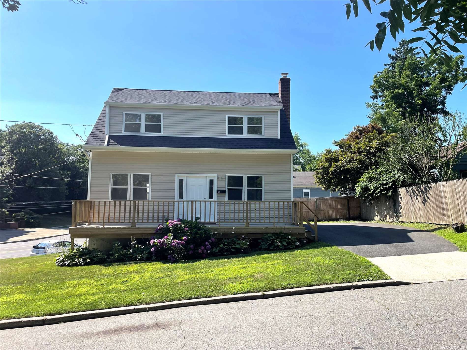 Frank Pl, Huntington, NY 11743