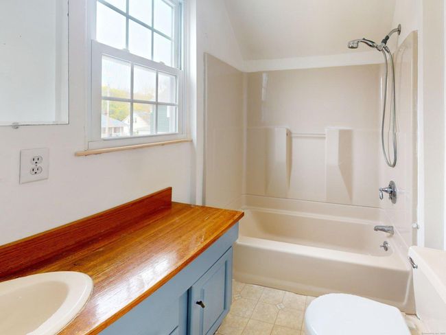 39 Geer Ave, House other with 3 bedrooms, 2 bathrooms and 4 parking in Norwich CT | Image 6
