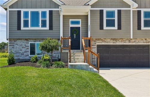 20602 Copper Creek Dr, Peculiar, MO, 64078-7869 | Card Image