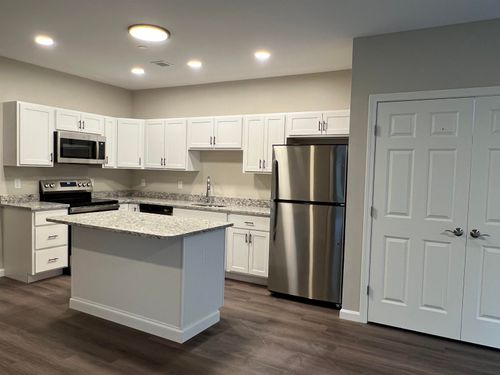 205-217 Rockingham Rd, Londonderry, NH, 03053-2110 | Card Image