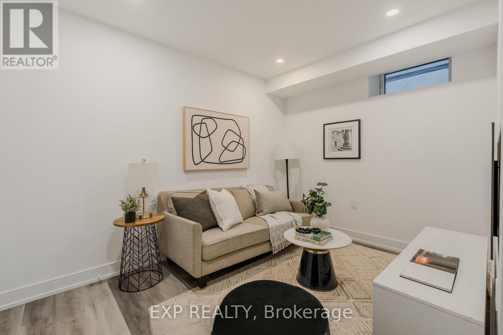 Residential Lease in Toronto (East End-Danforth) 5
