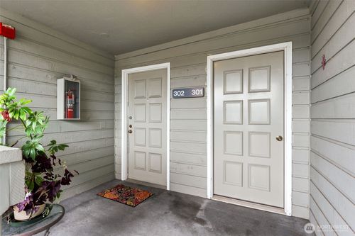 301-22211 6th Ave S, Des Moines, WA, 98198-6209 | Card Image