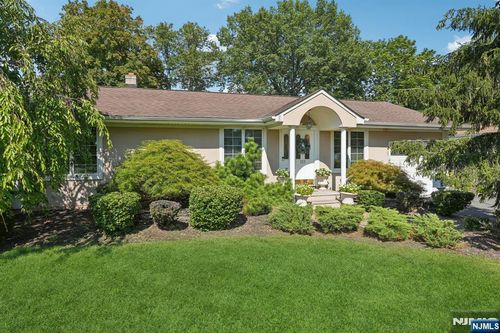 153 Arundel Rd, Paramus, NJ, 07652-1910 | Card Image