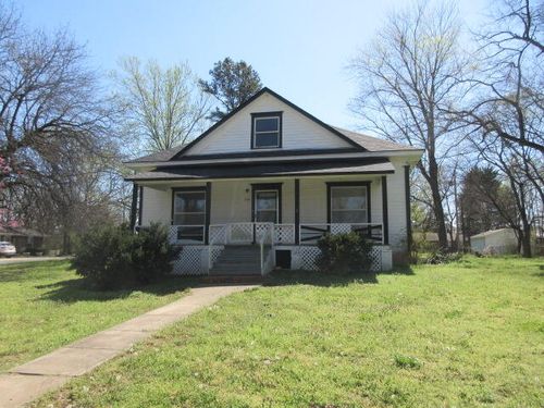 220 E 4th St, Grove, OK, 74344-7012 | Card Image