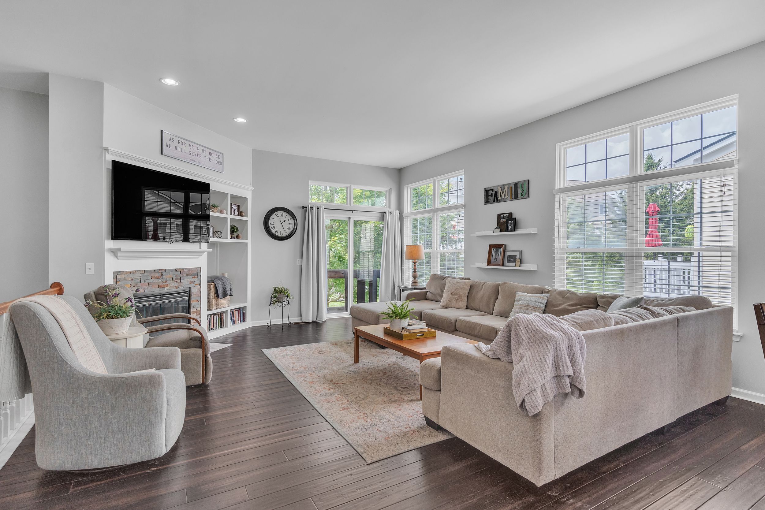 Hudson Dr, Howell, MI 48843