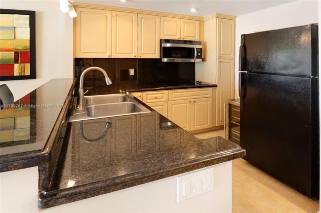 APT-403 - 220 Kings Point Dr, Condo with 1 bedrooms, 1 bathrooms and null parking in Sunny Isles Beach FL | Image 11