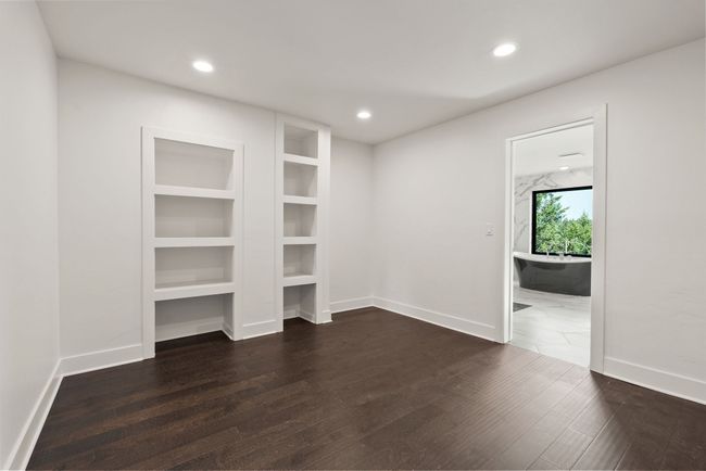 Primary Closet | Image 25