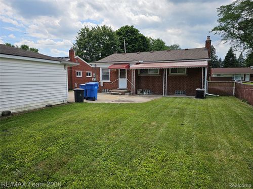 8246 Lochdale St, Dearborn Heights, MI, 48127-1235 | Card Image