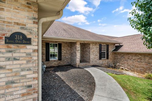 318 Royal Oaks Dr, Maryville, TN, 37801-9632 | Card Image