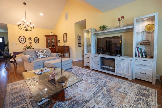 Vaulted ceiling in living area | Image 18