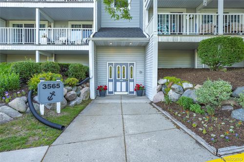 apt-68-3565 Port Cove Dr, Waterford, MI, 48328-4577 | Card Image