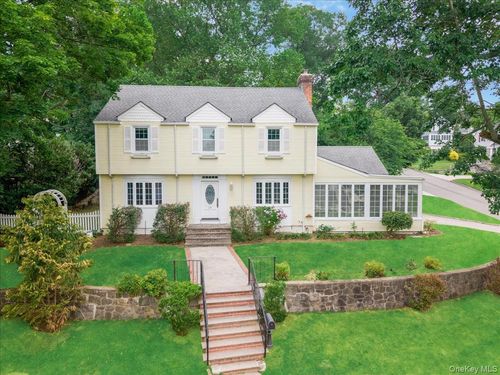 17 Pinewood Rd, Manhasset, NY, 11030-1511 | Card Image