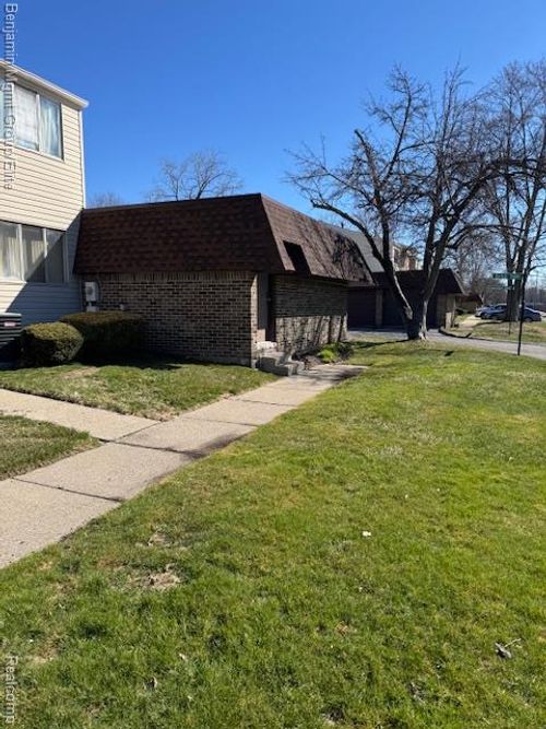 7-7 Hampton Towne St, Southfield, MI, 48075-3404 | Card Image