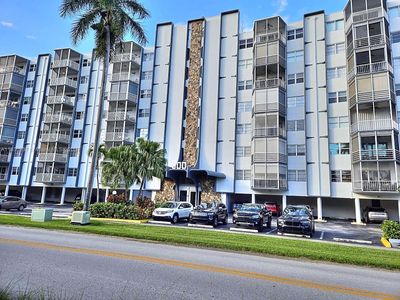 203 - 300 Diplomat Pkwy, Home with 2 bedrooms, 2 bathrooms and null parking in Hallandale Beach FL | Image 2