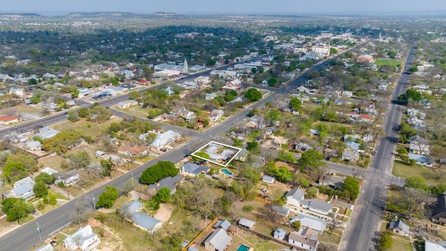 202 S Bowie St, Home with 5 bedrooms, 6 bathrooms and 1 parking in Fredericksburg TX | Image 4
