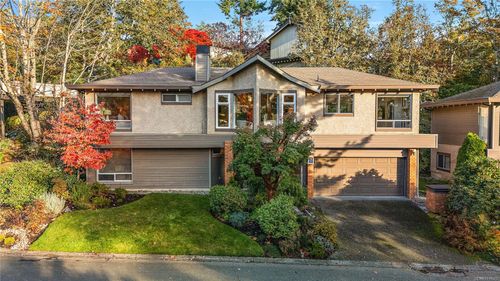 21-909 Carolwood Dr, Saanich, BC, V8X3T9 | Card Image