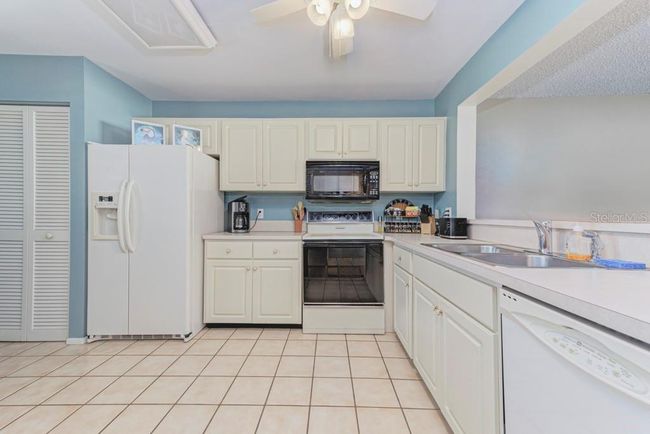 597 Lakeside Dr, Condo with 2 bedrooms, 2 bathrooms and null parking in BRADENTON FL | Image 7