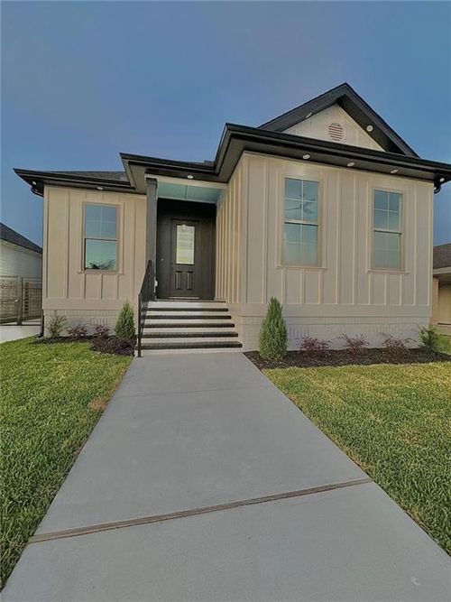 8545 Victory Dr, Chalmette, LA, 70043-1125 | Card Image