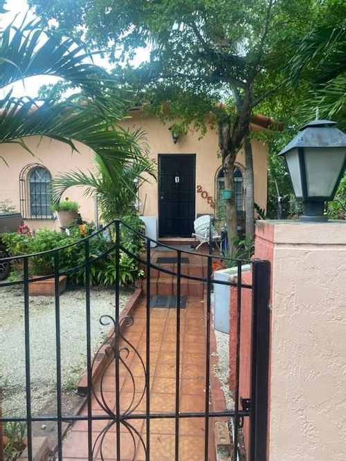 2054 Sw 5th St, Miami, FL, 33135-3284 | Card Image