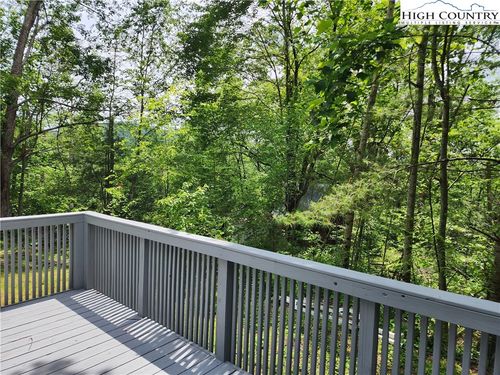 876 Courtney Ln, Vilas, NC, 28692-9689 | Card Image