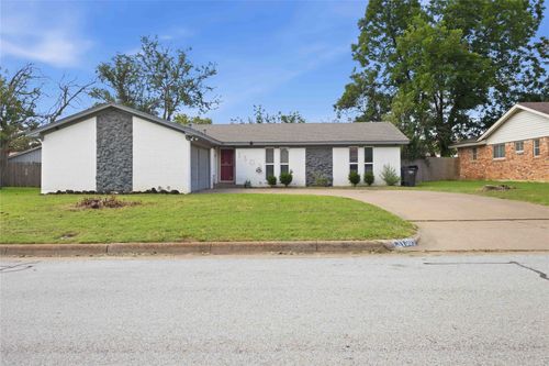 1305 Pinehurst Dr, Fort Worth, TX, 76134-4444 | Card Image