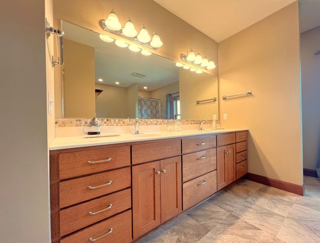Primary Double Sinks | Image 38