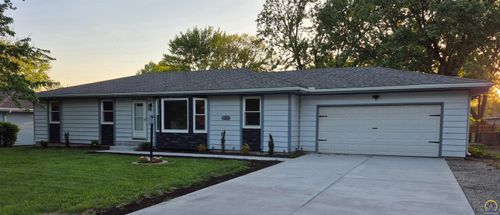 3213 Se Burton St, Topeka, KS, 66605-2139 | Card Image