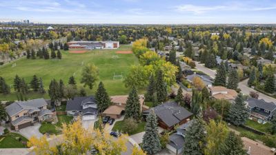 128 Lake Mead Green Se, House other with 4 bedrooms, 4 bathrooms and 5 parking in Calgary AB | Image 3