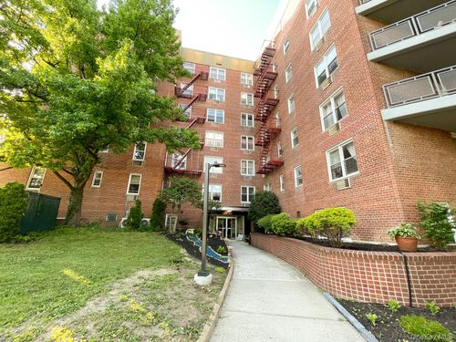 2c-15105 Cross Island Pkwy, Whitestone, NY, 11357-2601 | Card Image