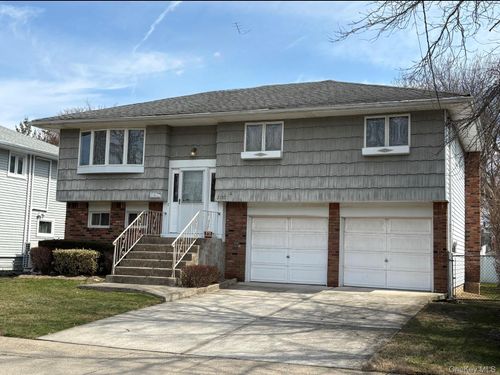 2191 Walsall St, Seaford, NY, 11783-2522 | Card Image
