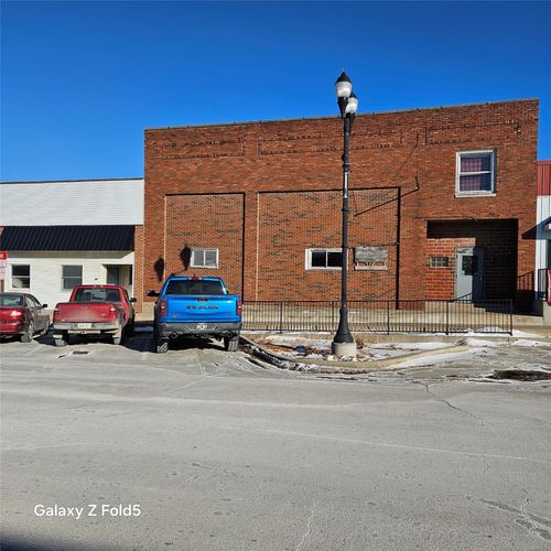 26 Main St, Newhall, IA, 52315-8800 | Card Image