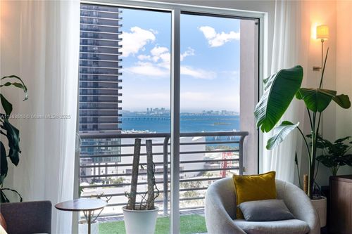 lph06-234 Ne 3rd St, Miami, FL, 33132-2215 | Card Image