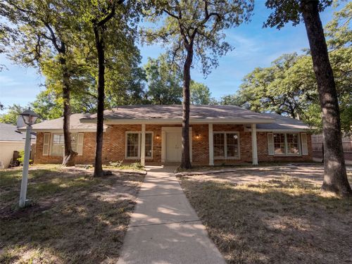 813 Wheelwood Dr, Hurst, TX, 76053-3833 | Card Image