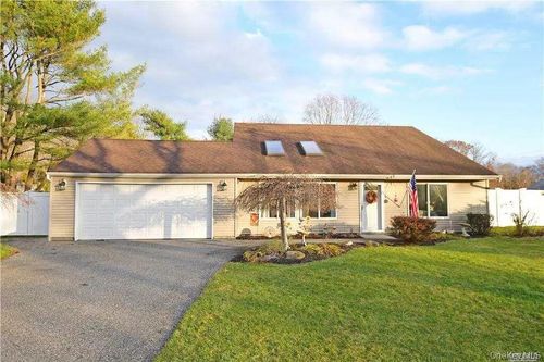 69 American Ave, Coram, NY, 11727-3124 | Card Image