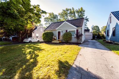 Bungalow with a front lawn | Image 2