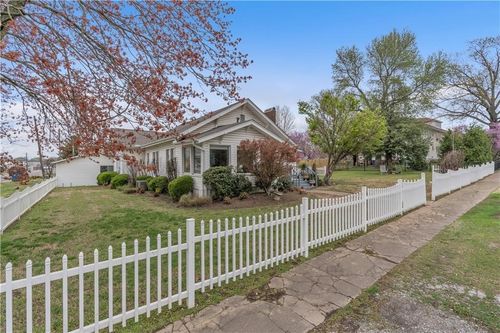 105 4th Ave Se, Gravette, AR, 72736-9752 | Card Image