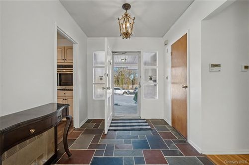 38 Park Dr E, Syosset, NY, 11791-5214 | Card Image