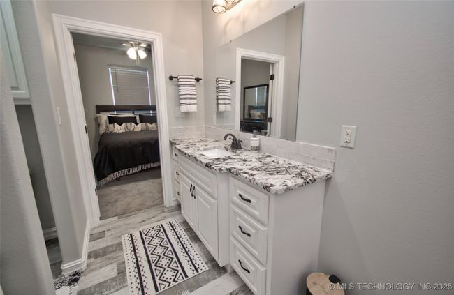 Jack and Jill bath | Image 29