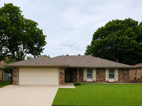 1421 Bryan Dr, Bedford, TX, 76022-7511 | Card Image