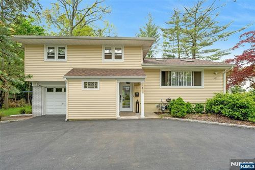 11 Meadow St, Demarest, NJ, 07627-2406 | Card Image