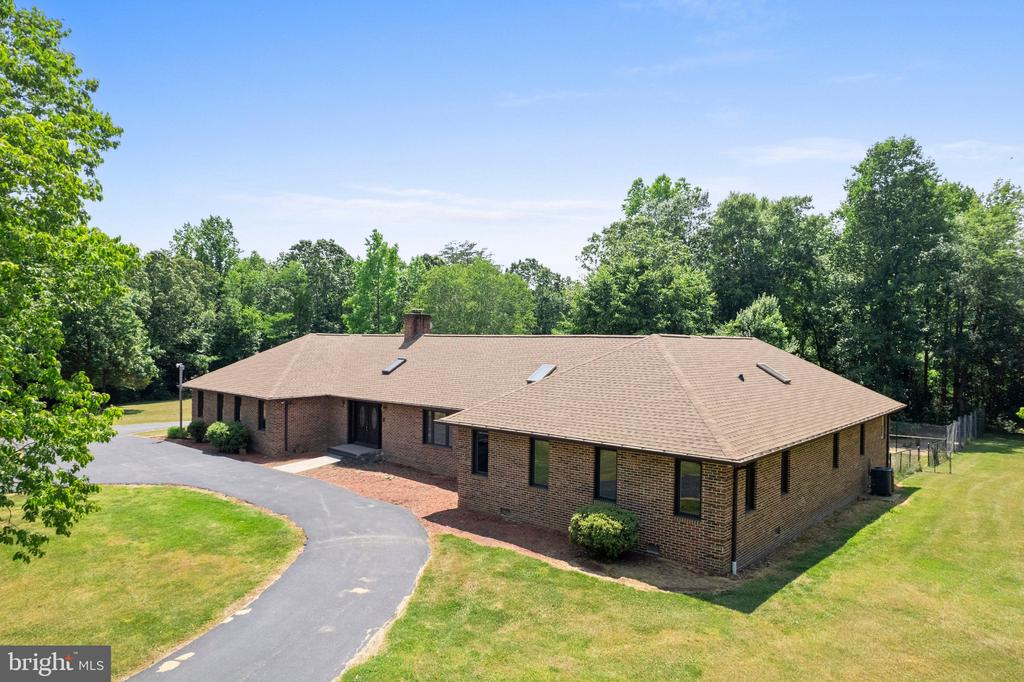 Deborah Pl, Hughesville, MD 20637