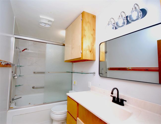 904 S Peck St, House other with 3 bedrooms, 1 bathrooms and 1 parking in Shiner TX | Image 14