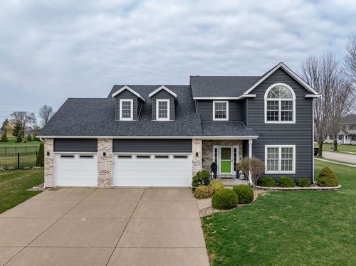 5911 Woodland Ave, Davenport, IA, 52807-3517 | Card Image