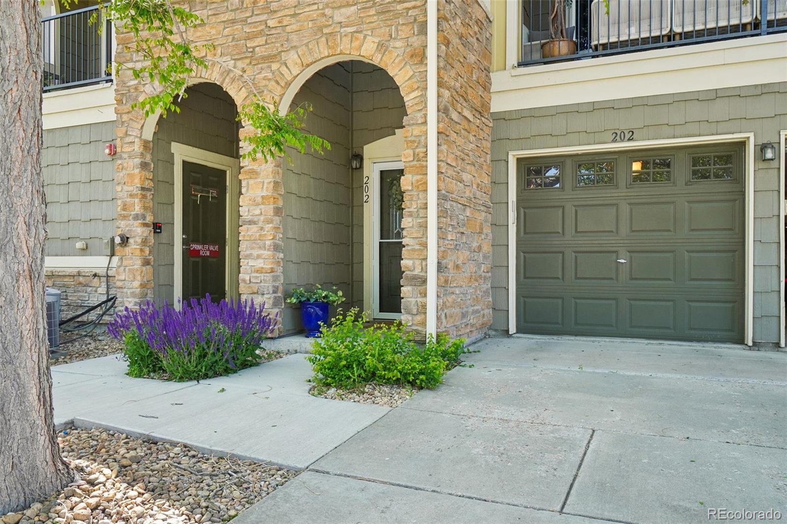 202 6283 Kilmer Loop, For Sale in Golden Zoocasa