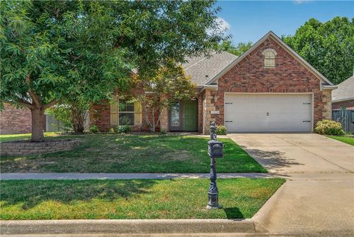 2555 N Trafalger Dr, Fayetteville, AR, 72704-6090 | Card Image